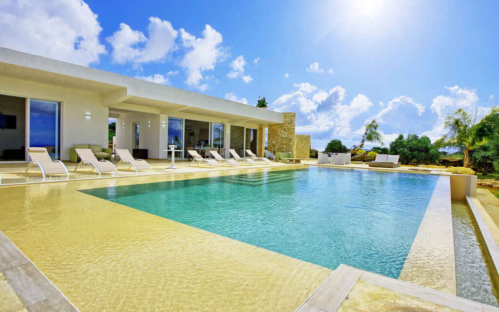 Villa Infinito: Building Exterior, Outdoor, Pool