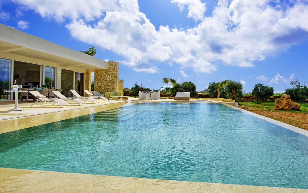 Villa Infinito: Building Exterior, Outdoor, Pool