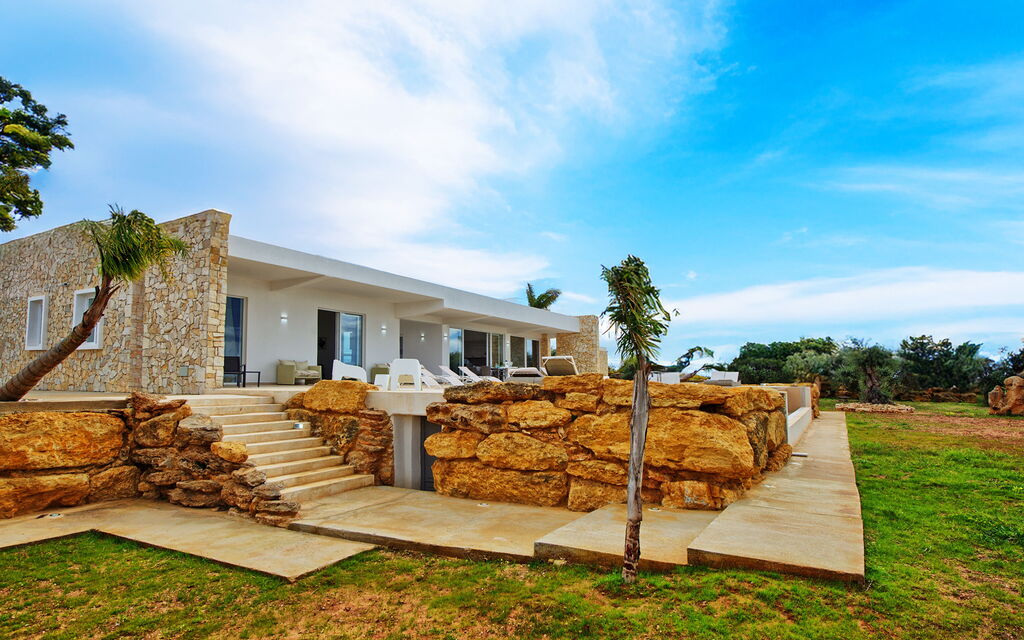 Villa Infinito: Building Exterior, Garden, Outdoor