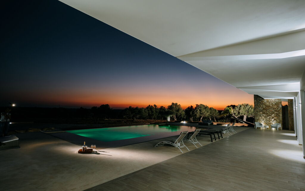 Villa Infinito: Balcony / Terrace / Patio, Building Exterior, Outdoor, Pool, Scenic View