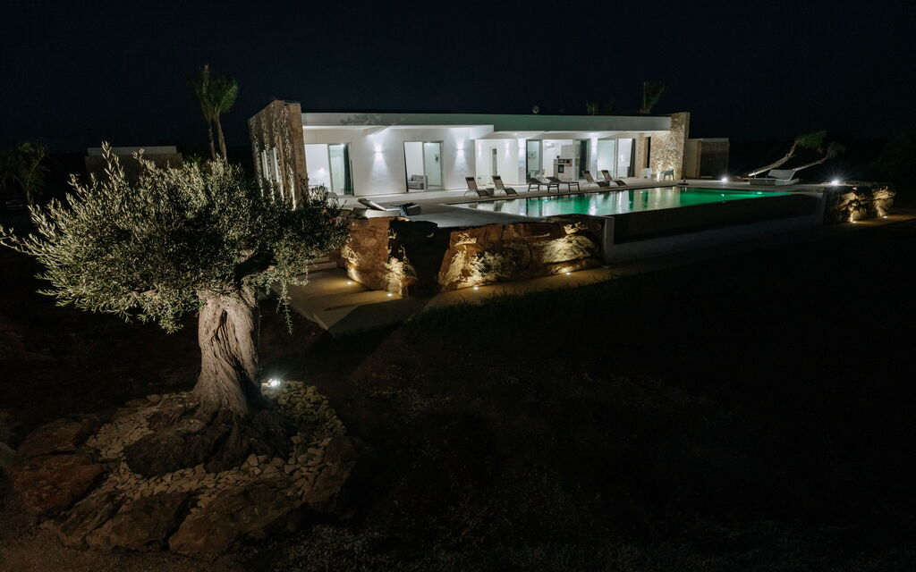 Villa Infinito: Building Exterior, Outdoor, Pool