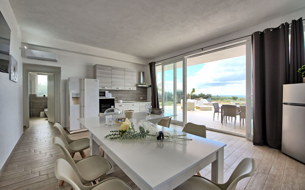 Villa Infinito: Dining Room, Kitchen