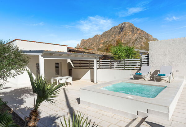 La Siesta: Building Exterior, Outdoor, Pool