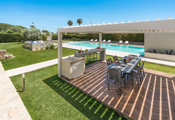 Villa Dilecta: Балкон / Терраса / Патио, бассейн, Открытый, Сад, Экстерьеры