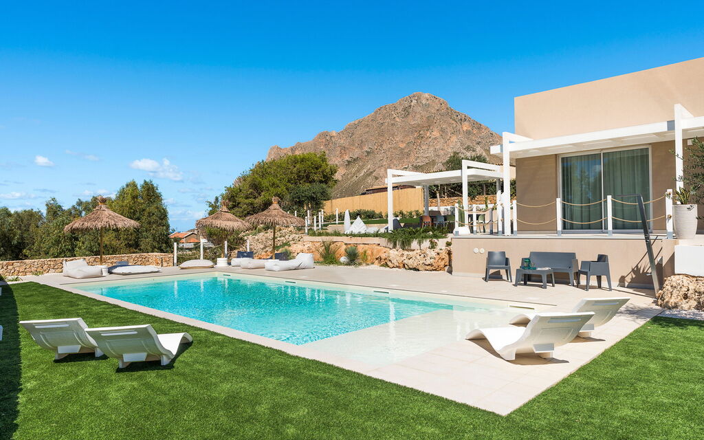 Villa Castalia: Have, pool, Udendørs, Udvendige, Visninger