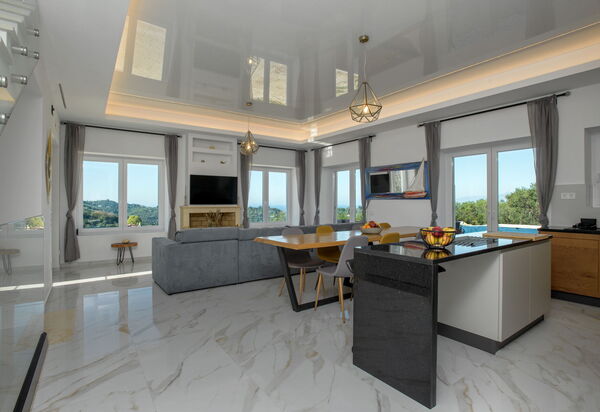 Villa Sunset: Dining Room, Living Room