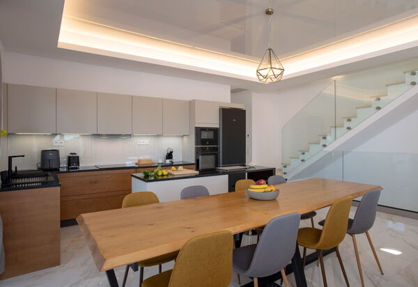 Villa Sunset: Dining Room, Kitchen