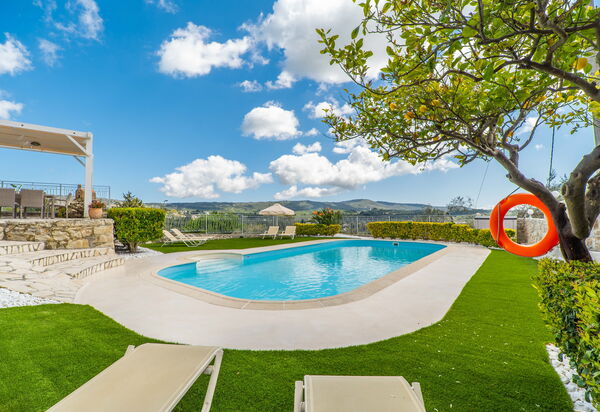 Villa Faye: бассейн, Весна, Лето, Открытый, Сад