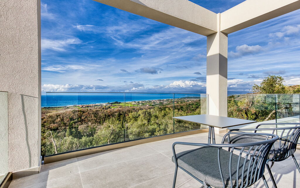 Villa Dominante: Balcony / Terrace / Patio, Building Exterior, Outdoor, Scenic View