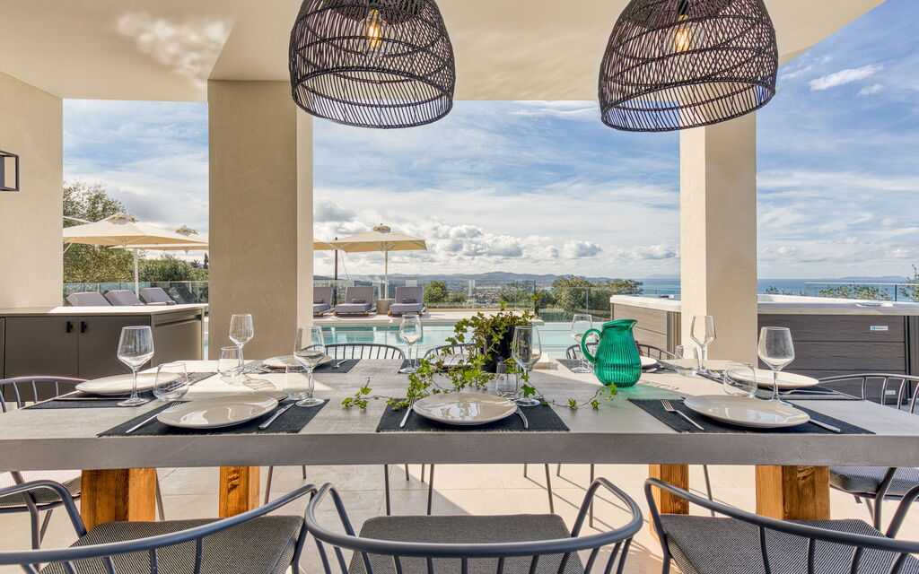 Villa Dominante: Balcony / Terrace / Patio, Building Exterior, Outdoor