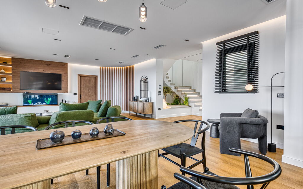 Villa Dominante: Dining Room, Living Room