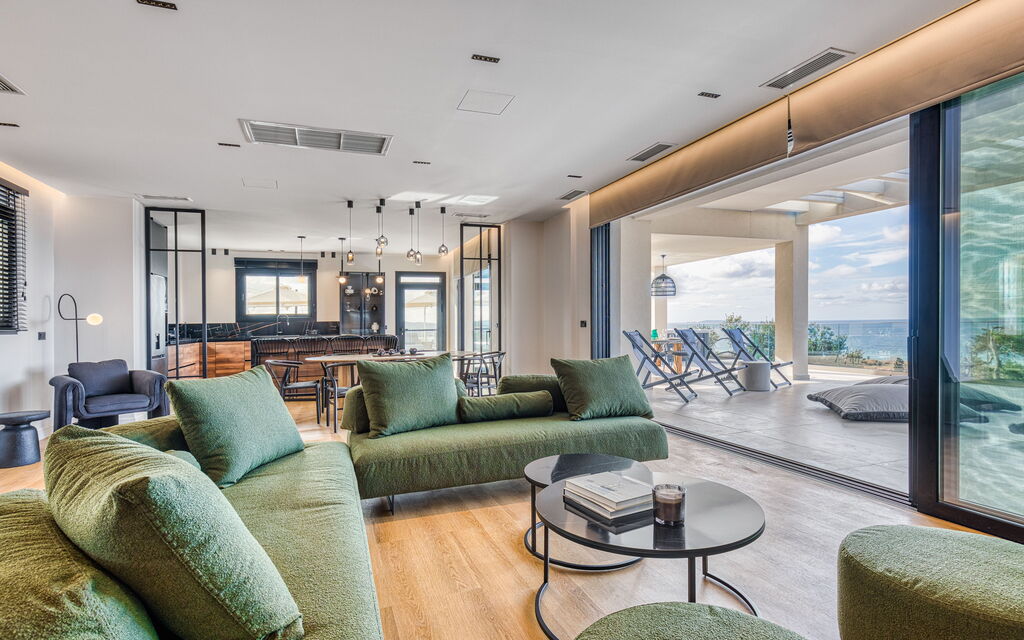 Villa Dominante: Living Room