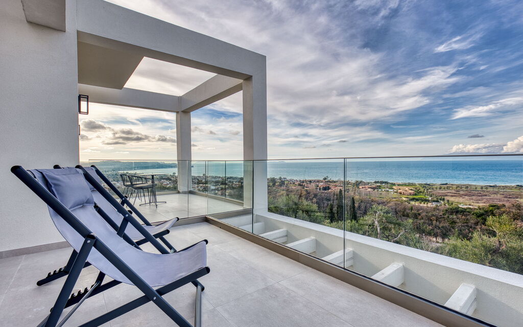 Villa Dominante: Balcony / Terrace / Patio, Building Exterior, Outdoor, Scenic View