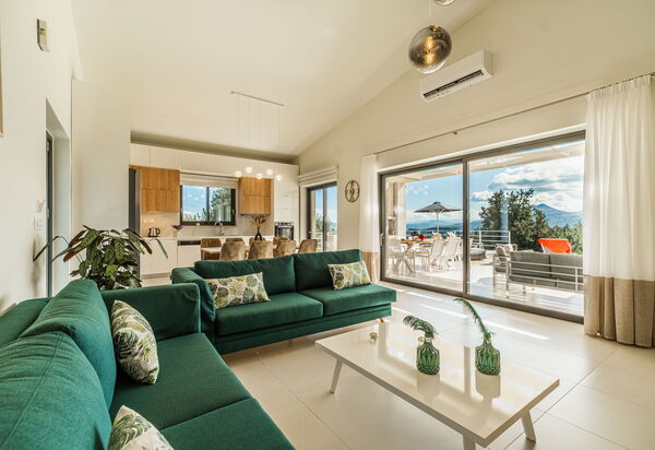 Villa Orientem Bis: Dining Room, Kitchen, Living Room