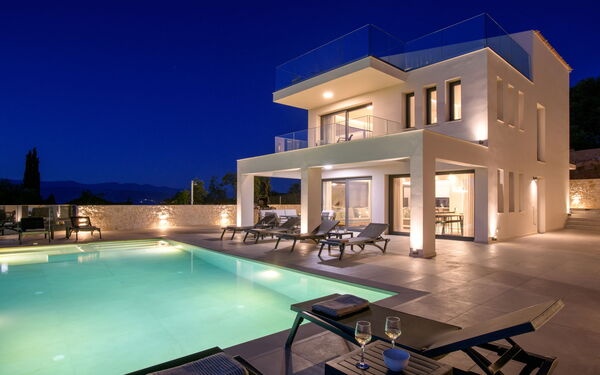 Villa Cocona: Building Exterior, Outdoor, Pool