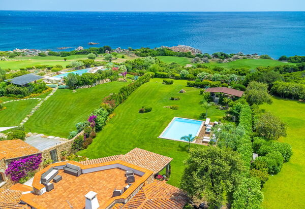 Villa Silenis: Ansichten, Außen, Draussen, Garten, Schwimmbad