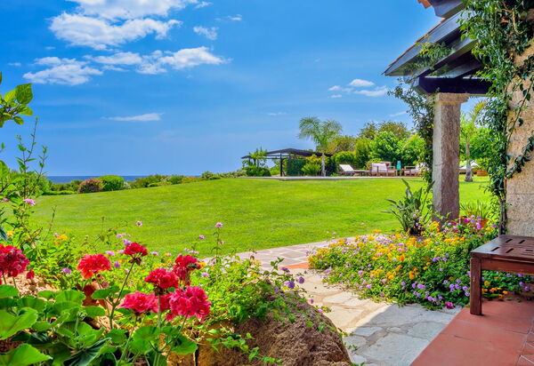 Villa Silenis: Ansichten, Außen, Draussen, Garten