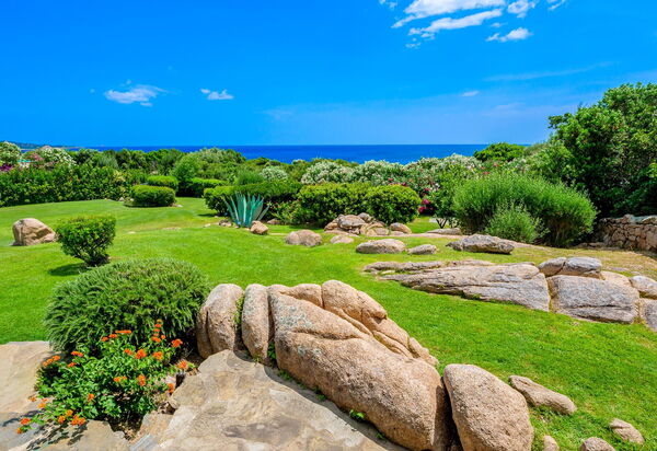 Villa Silenis: Ansichten, Außen, Draussen, Garten