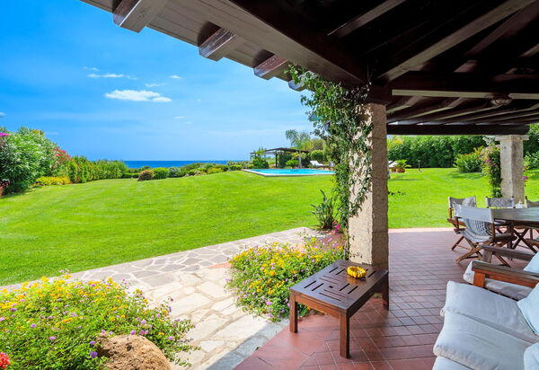 Villa Silenis: Ansichten, Außen, Balkon / Terrasse / Patio, Draussen, Garten, Schwimmbad