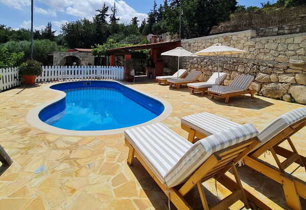 Villa Nikolas: бассейн, Экстерьеры