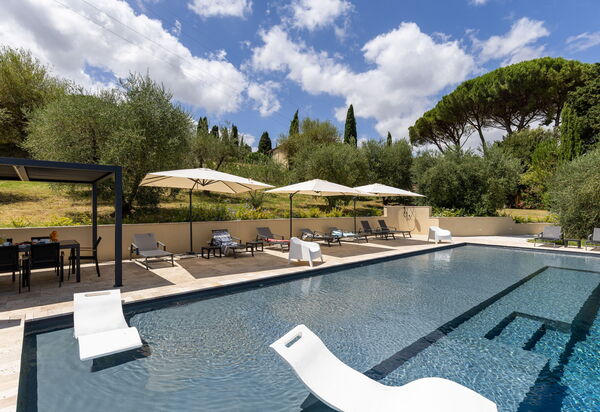 Villa Silvia: Außen, Schwimmbad