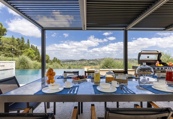 Villa Silvia: Ansichten, Außen, Balkon / Terrasse / Patio, Schwimmbad