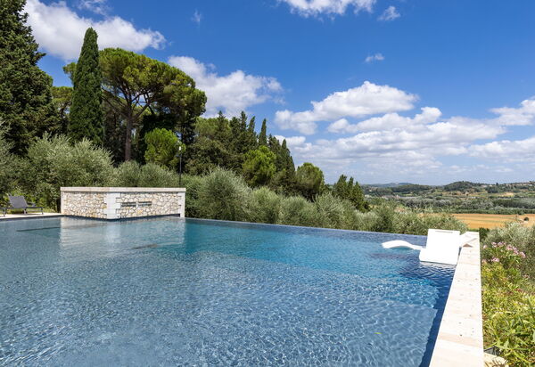 Villa Silvia: Ansichten, Außen, Schwimmbad