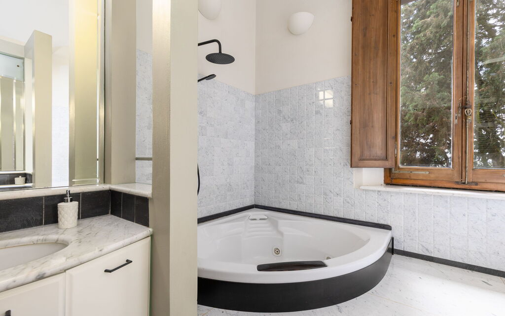 Villa Silvia: Bathroom, Hot Tub