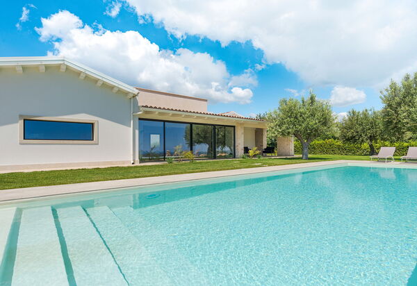 Netina Domus: бассейн, Открытый, Сад