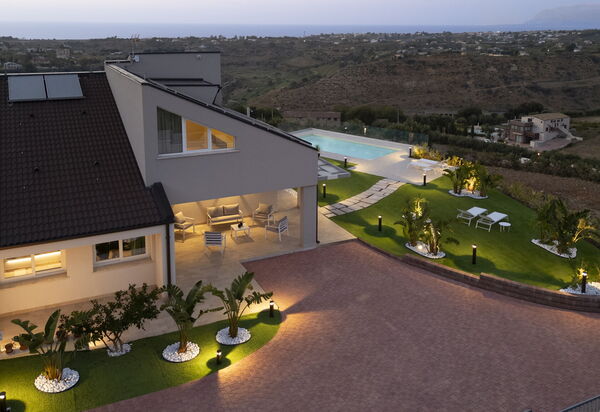 Villa Aversa: Ansichten, Außen, Draussen, Garten, Schwimmbad