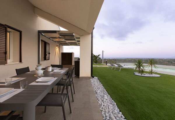 Villa Aversa: Ansichten, Außen, Balkon / Terrasse / Patio, Draussen, Garten