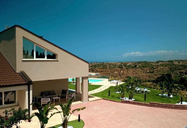 Villa Aversa: Ansichten, Außen, Draussen, Garten, Schwimmbad