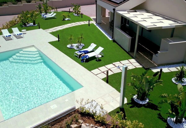 Villa Aversa: Ansichten, Außen, Draussen, Garten, Schwimmbad