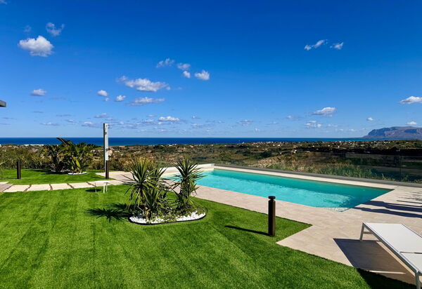 Villa Aversa: Ansichten, Draussen, Garten, Schwimmbad, Sommer