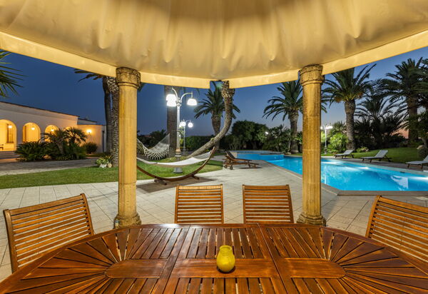 Villa Oasi Di Pace: Балкон / Терраса / Патио, бассейн, Открытый, Экстерьеры