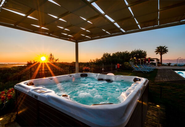 Villa Irida: Hot Tub, Scenic View