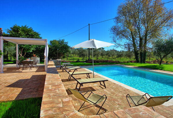 Villa Anna: Draussen, Garten, Schwimmbad