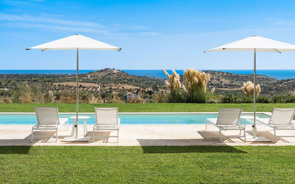 Villa Petite Afrique: бассейн, Открытый, Сад, Экстерьеры