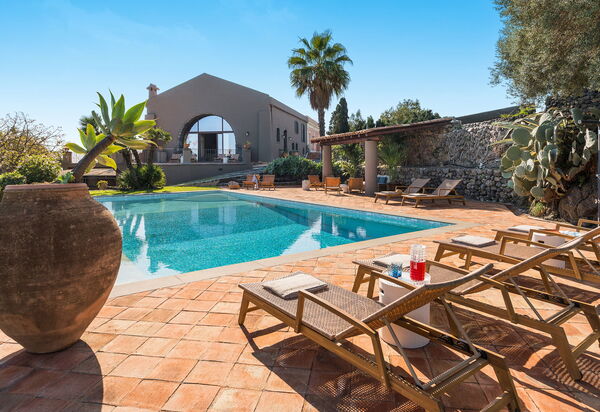 Villa Continella: Udendørs, Udvendige