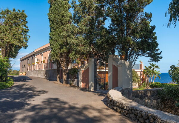 Villa Continella: Hovedindgang, Visninger