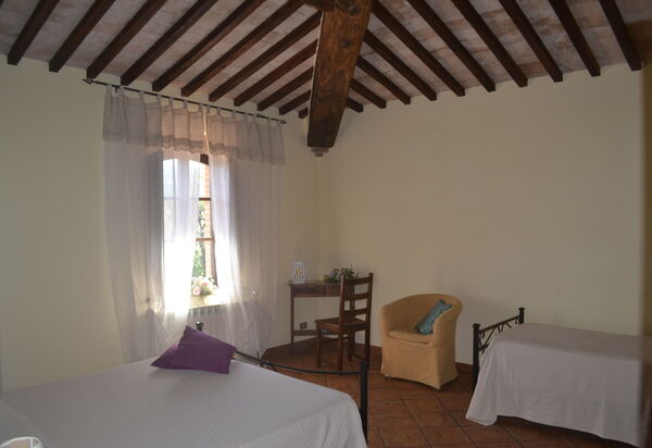 Podere Peteglia: chambre à coucher