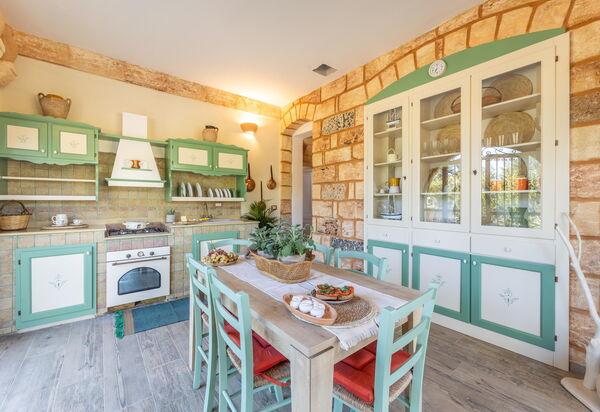 Villa Renedda: Кухня, Столовая