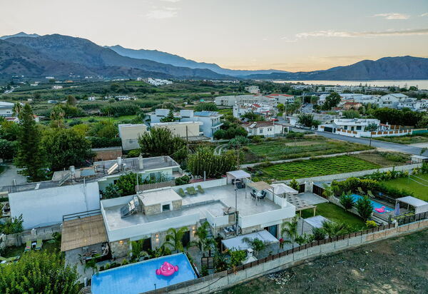 Villa Olympia: pool, Visninger