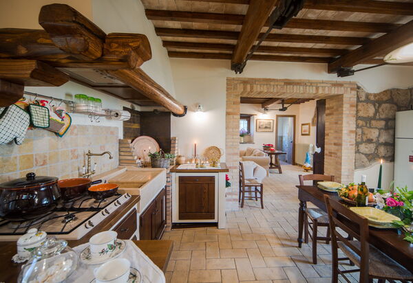 Villa Civita: Кухня, Столовая