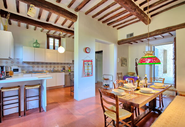 Villa Ulivacci: Кухня, Столовая