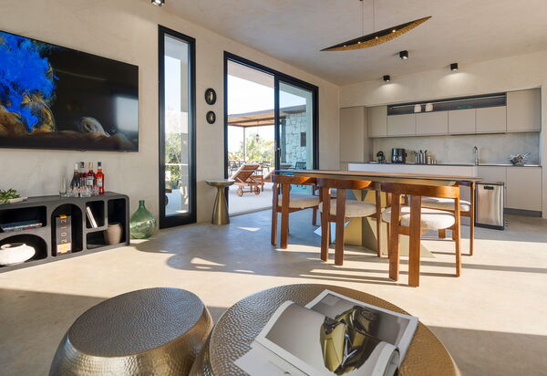 Eos Villa: Cuisine, Salle à manger, Salon
