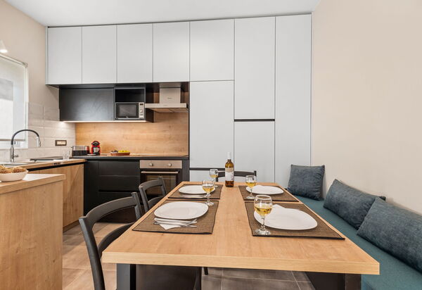 Villa Melia: Кухня, Столовая