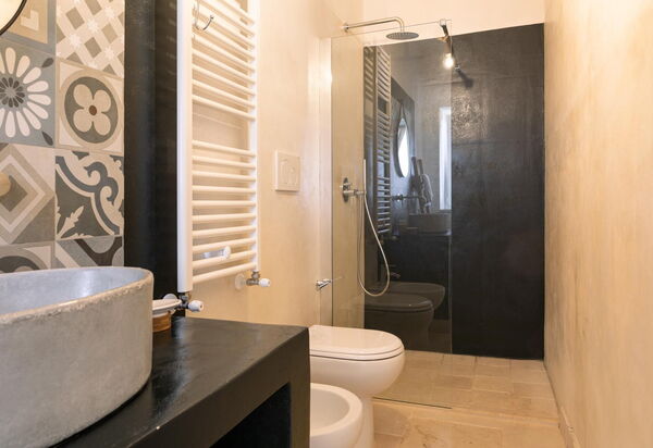 Villa Calanthia: Bathroom