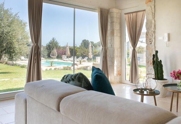 Villa Calanthia: Living Room