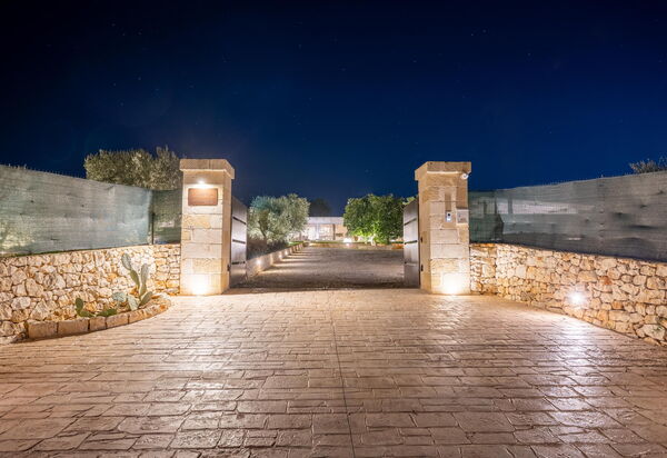 Villa Calanthia: Main Entrance